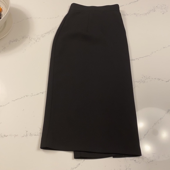 Basic black skirt - Picture 2 of 3